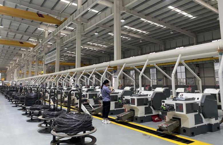 位于永年工业园区的深圳大和实业,工人正在紧固件生产车间